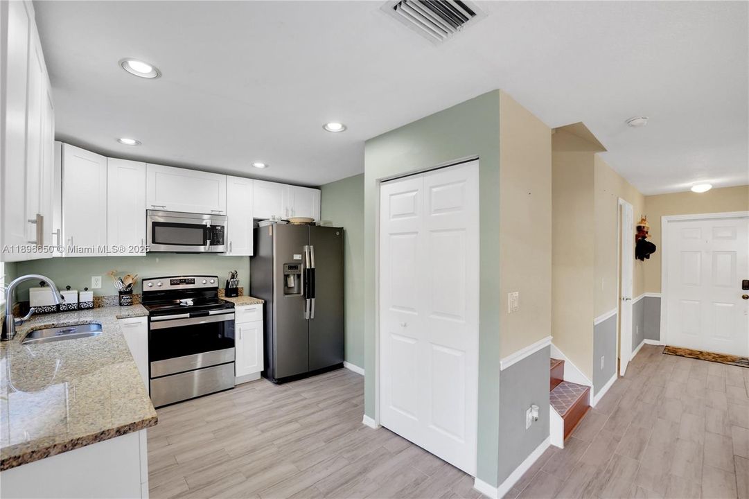 Recently Sold: $420,000 (3 beds, 2 baths, 1263 Square Feet)