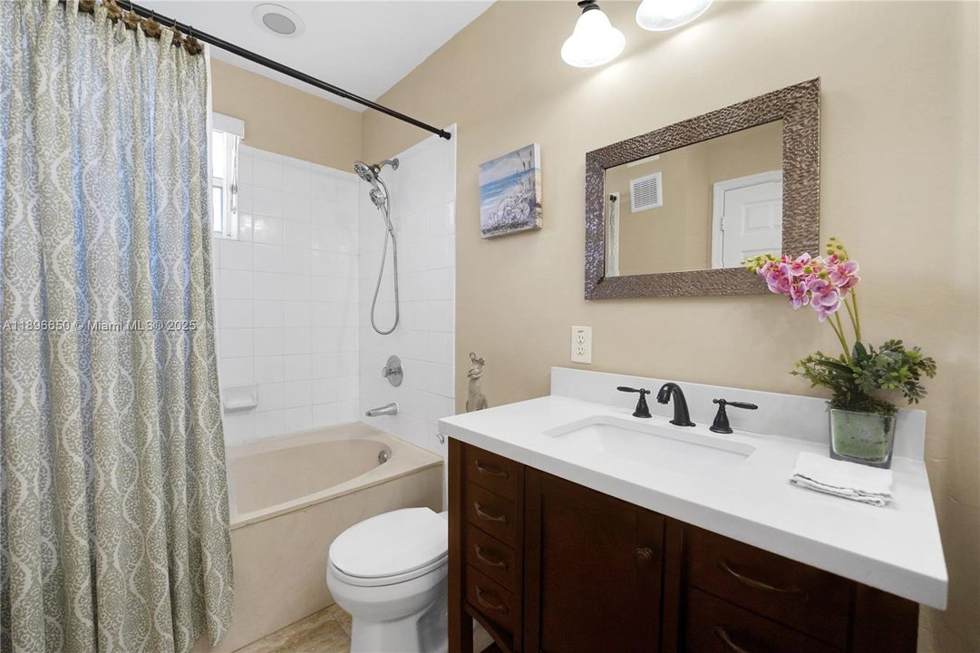 Recently Sold: $420,000 (3 beds, 2 baths, 1263 Square Feet)