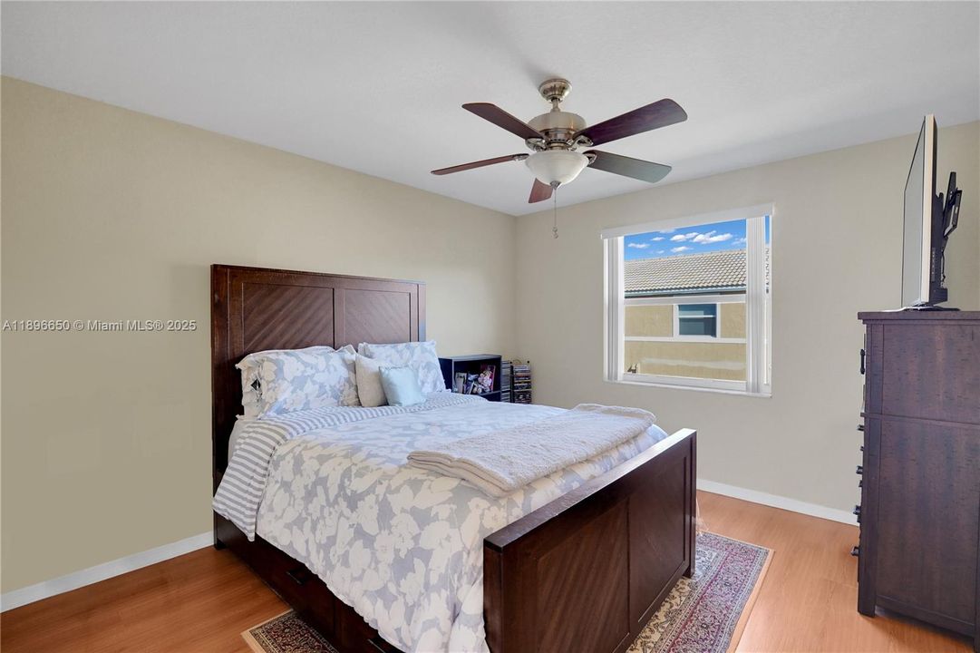 Recently Sold: $420,000 (3 beds, 2 baths, 1263 Square Feet)