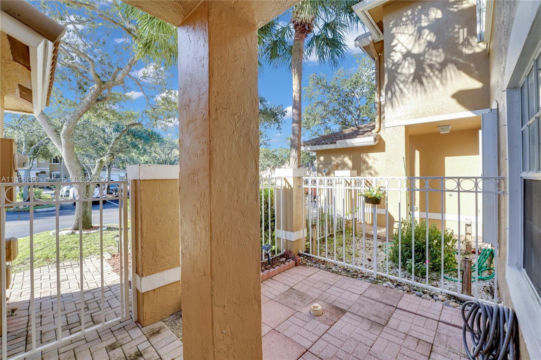 Recently Sold: $420,000 (3 beds, 2 baths, 1263 Square Feet)