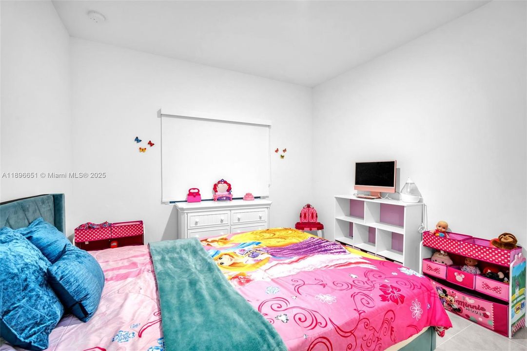 For Rent: $3,800 (5 beds, 3 baths, 1810 Square Feet)