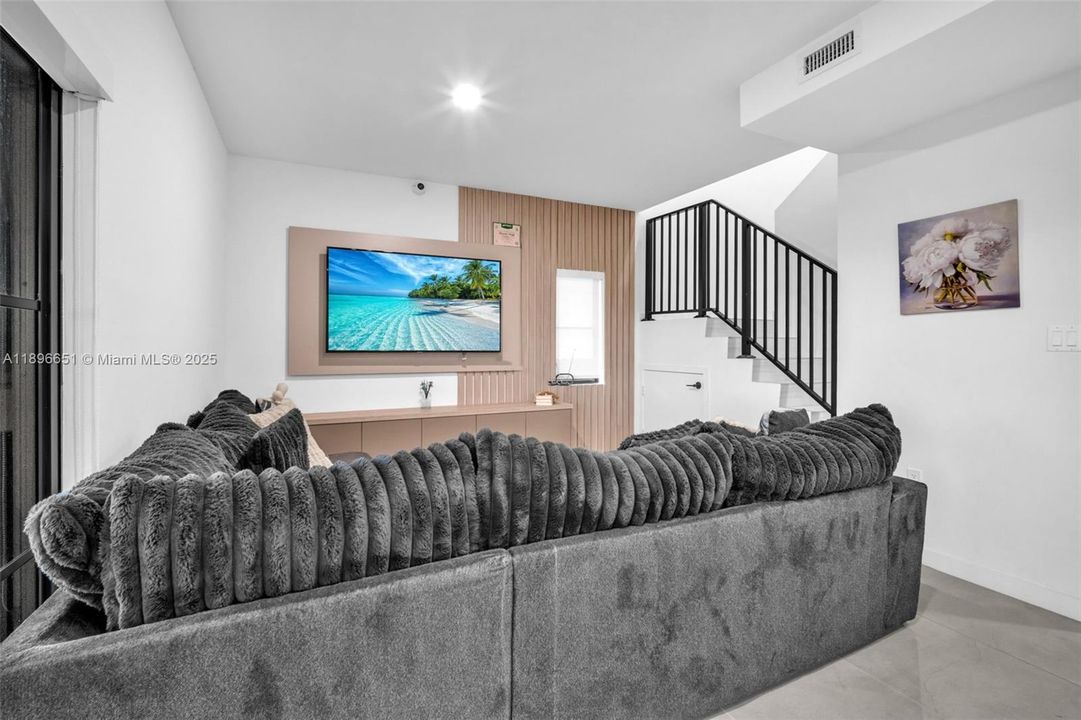 For Rent: $3,800 (5 beds, 3 baths, 1810 Square Feet)