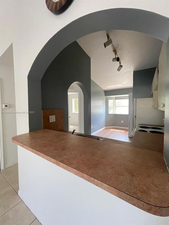 For Sale: $235,000 (2 beds, 2 baths, 815 Square Feet)