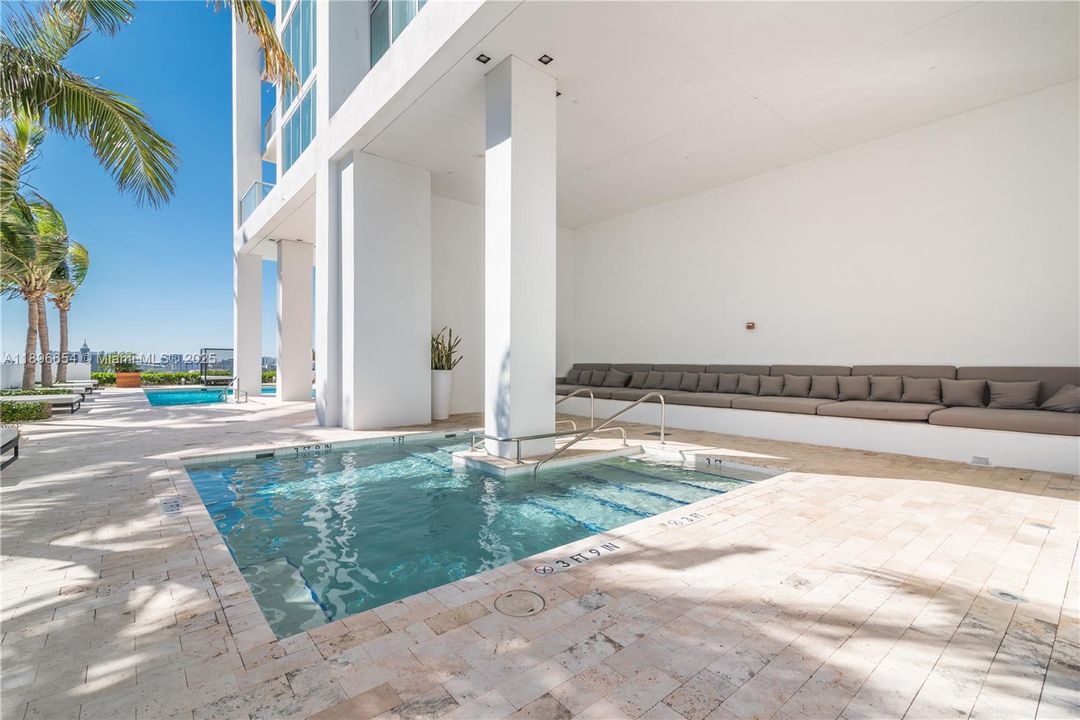 合同活跃: $825,000 (2 贝兹, 2 浴室, 1123 平方英尺)