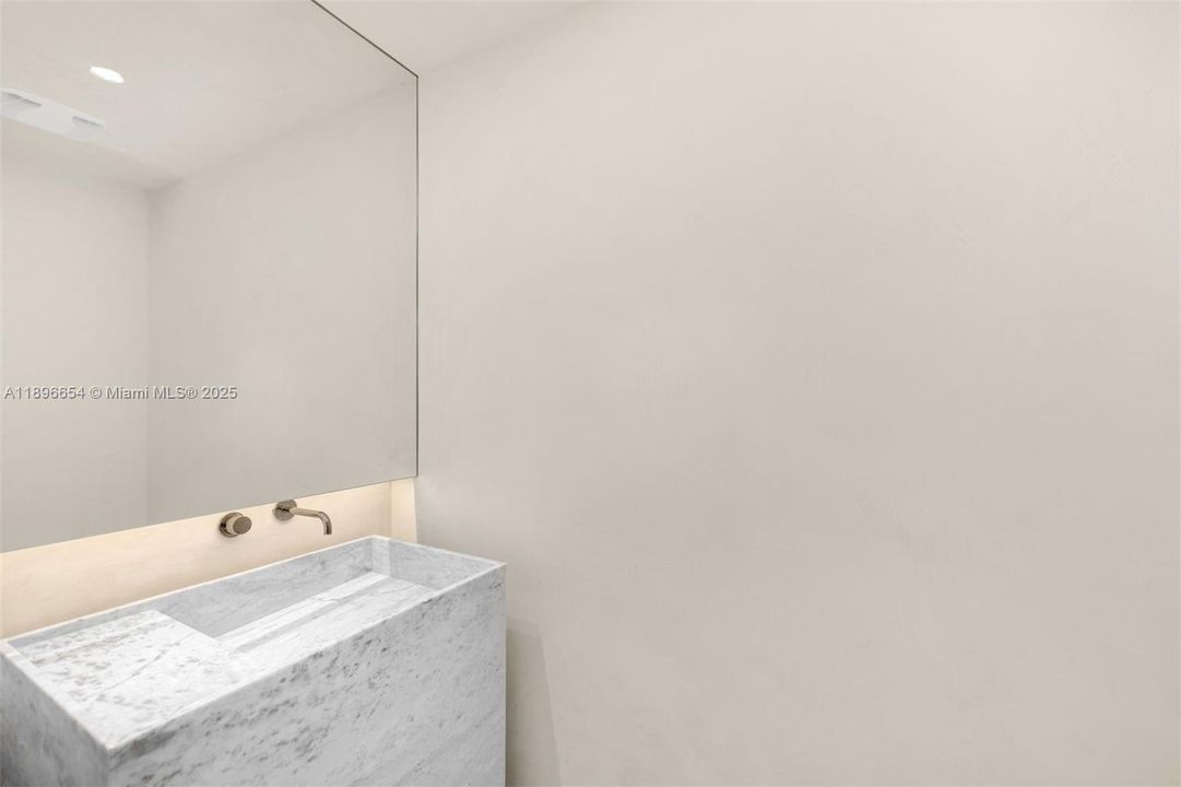 合同活跃: $825,000 (2 贝兹, 2 浴室, 1123 平方英尺)