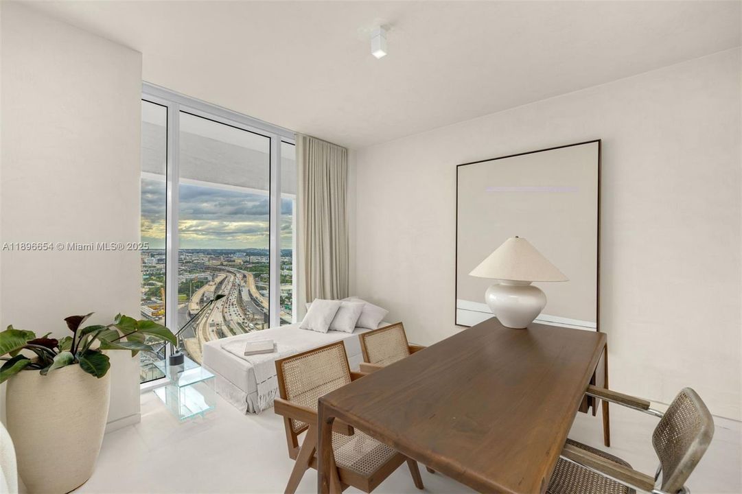 合同活跃: $825,000 (2 贝兹, 2 浴室, 1123 平方英尺)