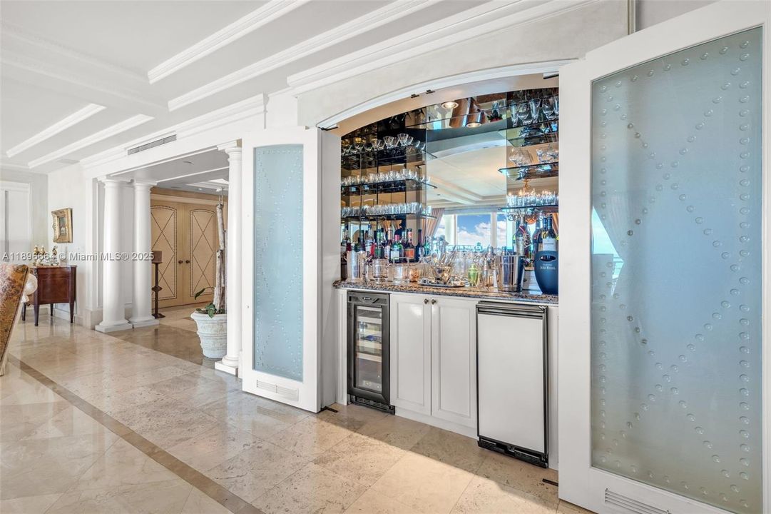 На продажу: $10,500,000 (5 спален, 5 ванн, 4810 Квадратных фут)