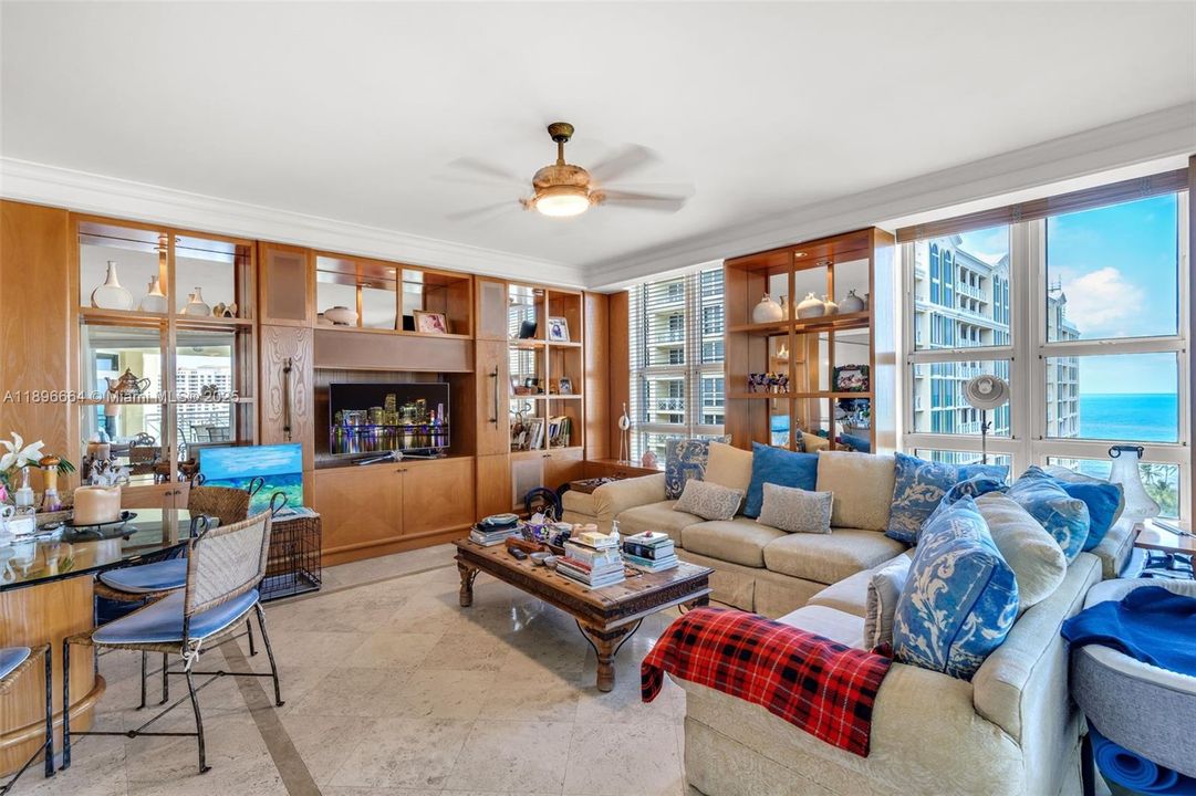 На продажу: $10,500,000 (5 спален, 5 ванн, 4810 Квадратных фут)