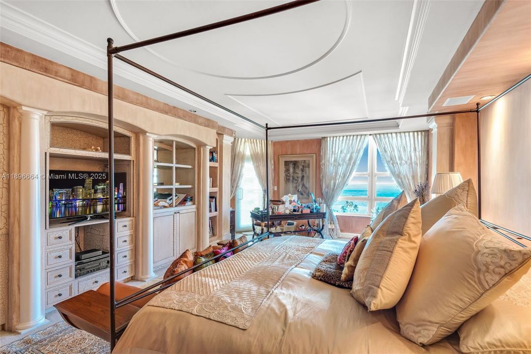 На продажу: $10,500,000 (5 спален, 5 ванн, 4810 Квадратных фут)