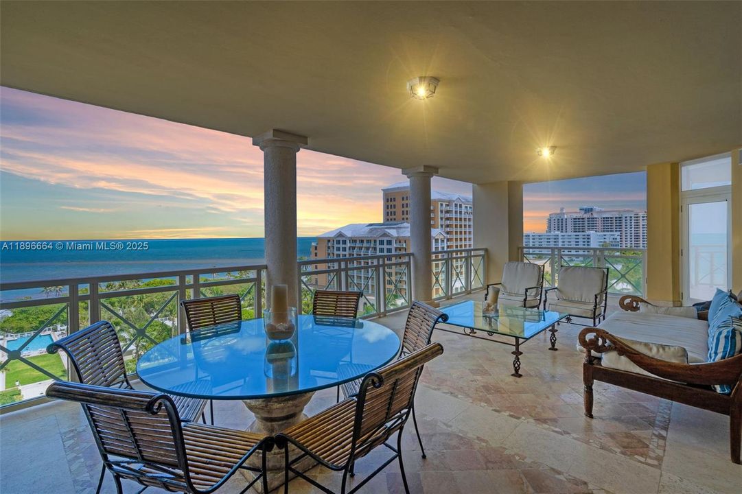 На продажу: $10,500,000 (5 спален, 5 ванн, 4810 Квадратных фут)