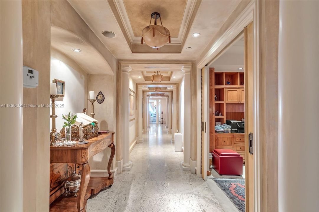 На продажу: $10,500,000 (5 спален, 5 ванн, 4810 Квадратных фут)