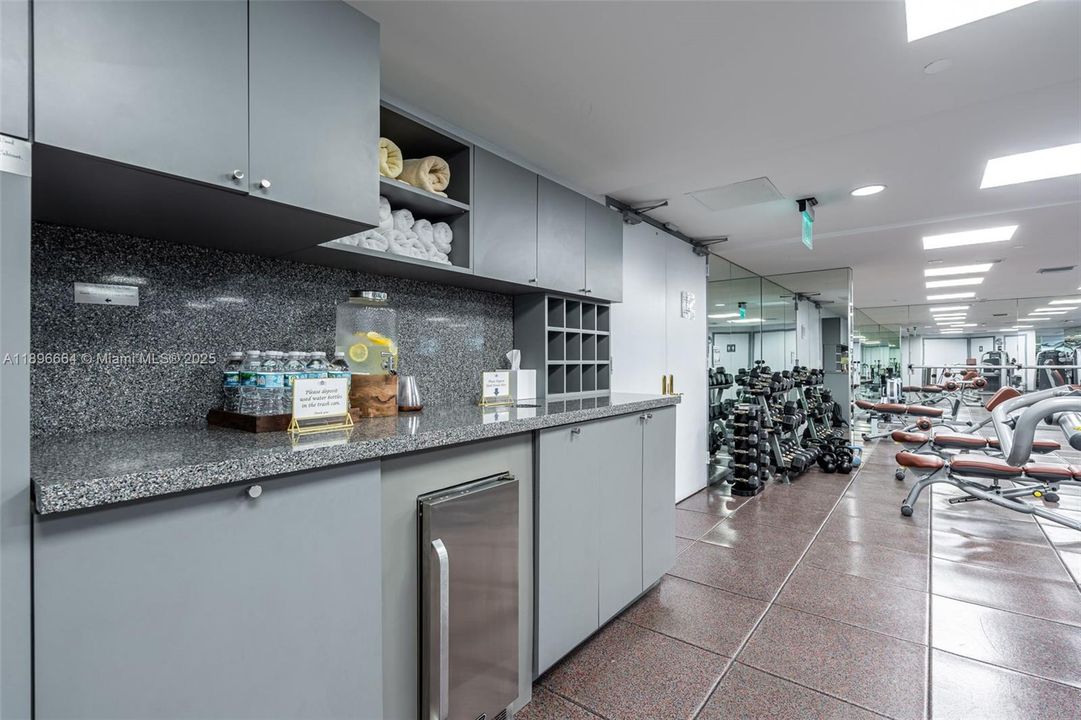 На продажу: $10,500,000 (5 спален, 5 ванн, 4810 Квадратных фут)