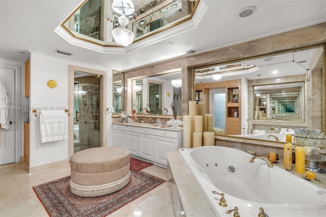 На продажу: $10,500,000 (5 спален, 5 ванн, 4810 Квадратных фут)