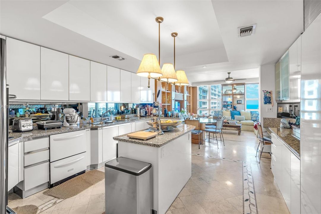 На продажу: $10,500,000 (5 спален, 5 ванн, 4810 Квадратных фут)