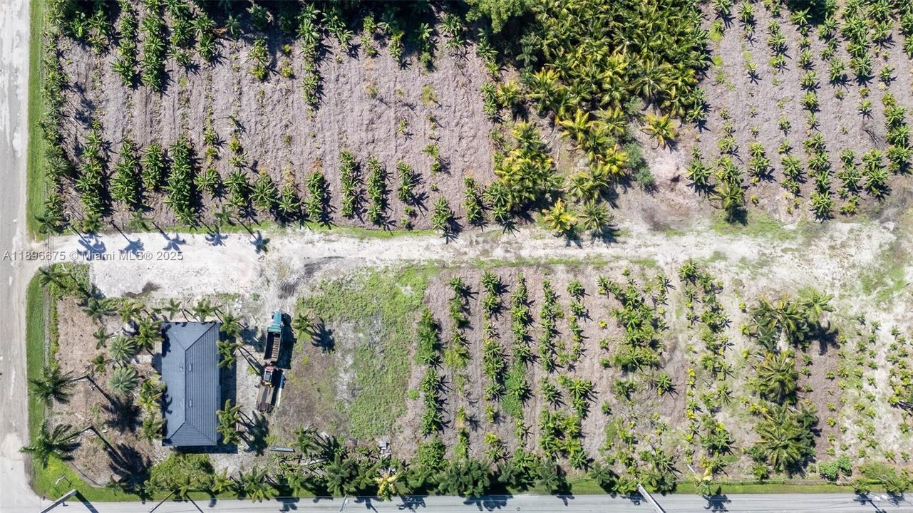 待售: $2,250,000 (4.45 acres)