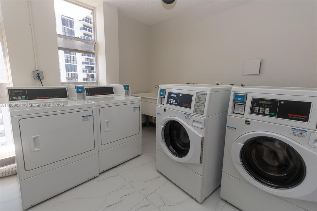 For Sale: $980,000 (1 beds, 1 baths, 1027 Square Feet)