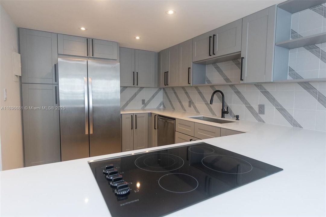 For Sale: $980,000 (1 beds, 1 baths, 1027 Square Feet)