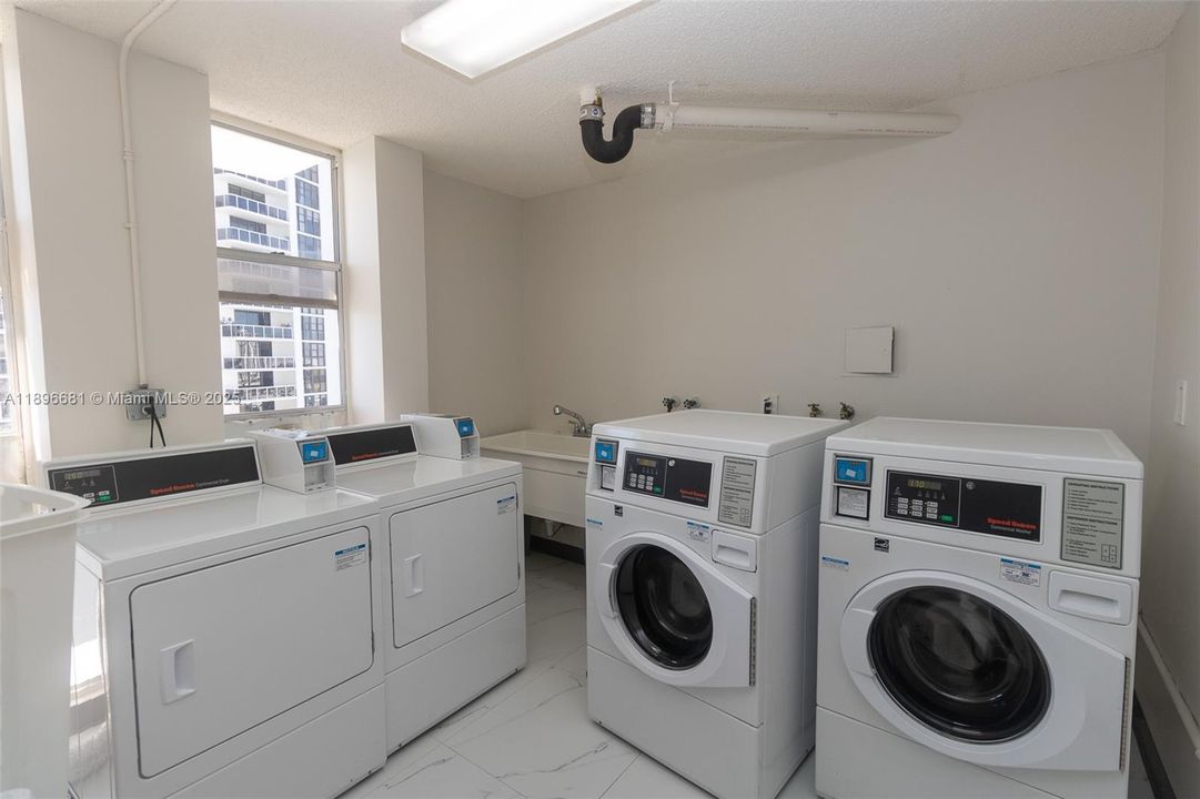For Sale: $980,000 (1 beds, 1 baths, 1027 Square Feet)