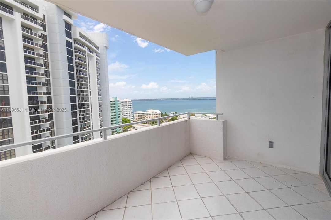 For Sale: $980,000 (1 beds, 1 baths, 1027 Square Feet)