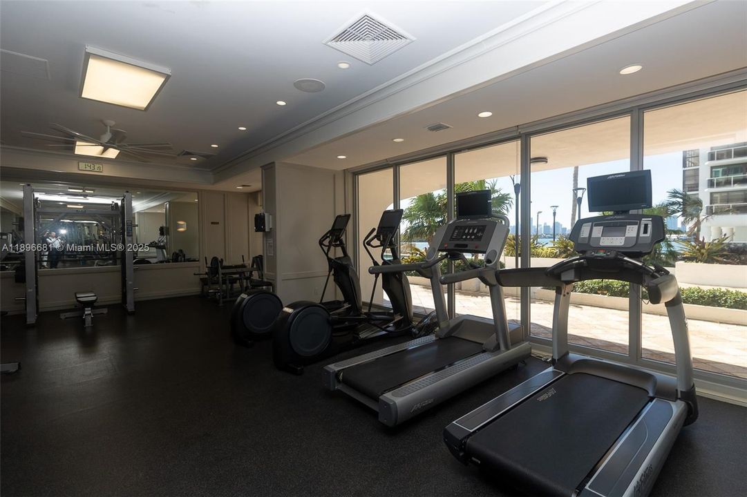 For Sale: $980,000 (1 beds, 1 baths, 1027 Square Feet)