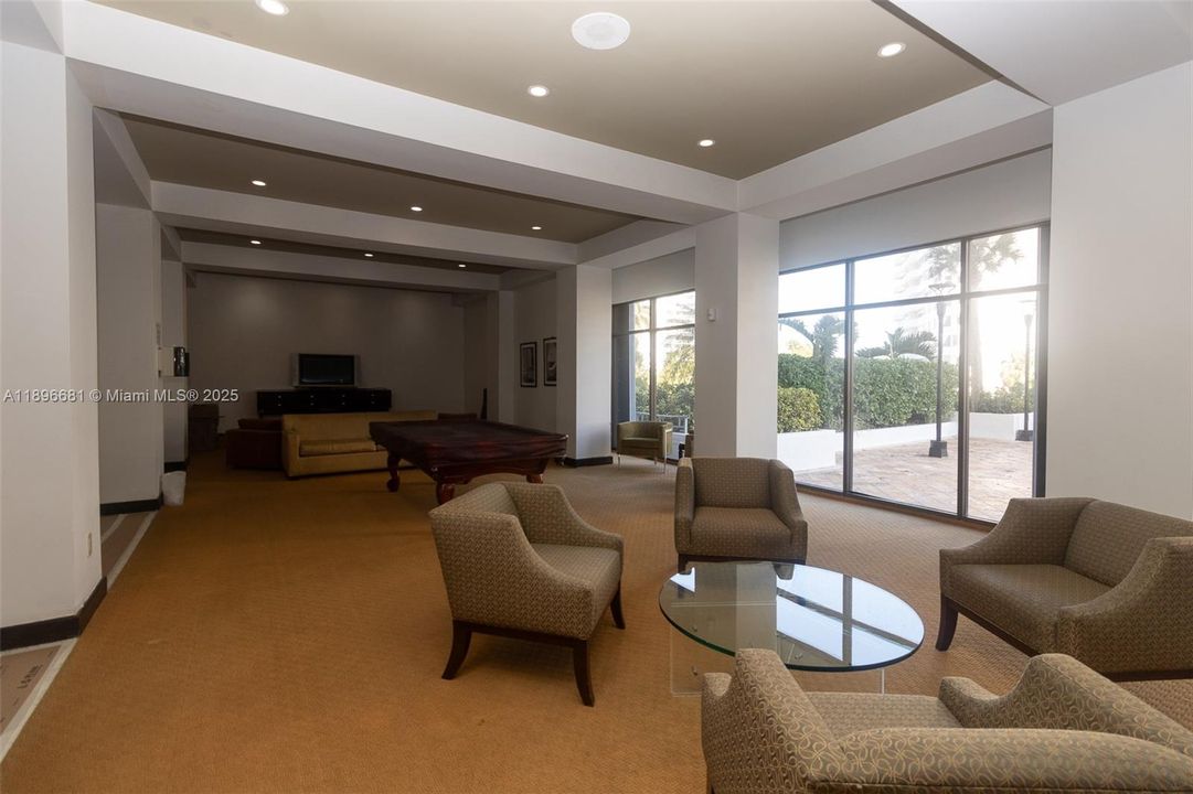 For Sale: $980,000 (1 beds, 1 baths, 1027 Square Feet)