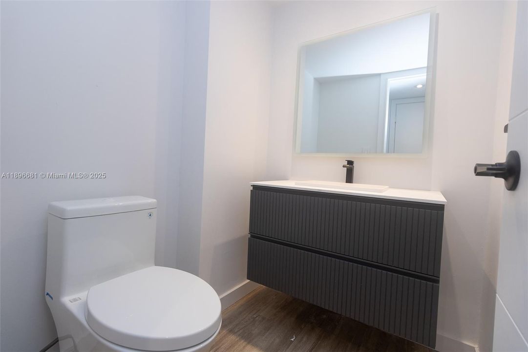 For Sale: $980,000 (1 beds, 1 baths, 1027 Square Feet)