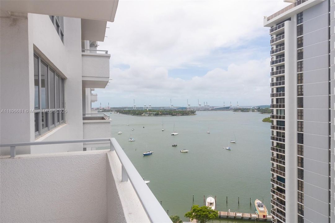 For Sale: $980,000 (1 beds, 1 baths, 1027 Square Feet)