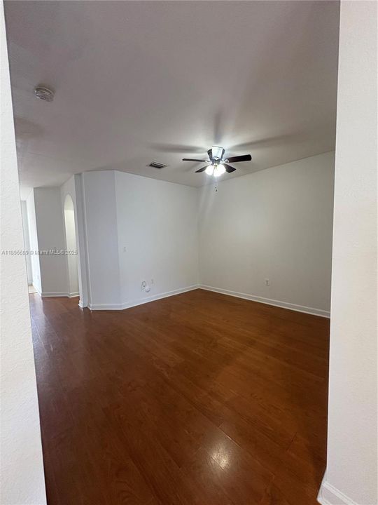 Под контрактом: $3,200 (3 спален, 2 ванн, 1650 Квадратных фут)