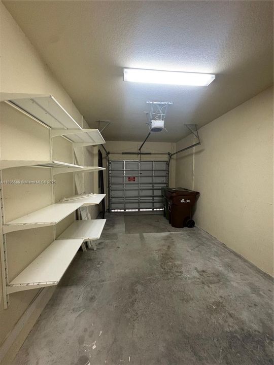 Под контрактом: $3,200 (3 спален, 2 ванн, 1650 Квадратных фут)