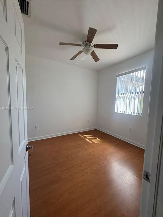 Под контрактом: $3,200 (3 спален, 2 ванн, 1650 Квадратных фут)