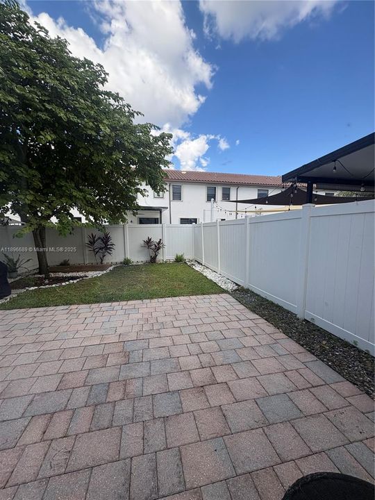 Под контрактом: $3,200 (3 спален, 2 ванн, 1650 Квадратных фут)