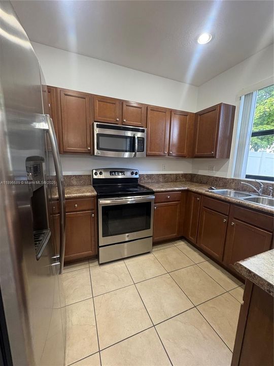 Под контрактом: $3,200 (3 спален, 2 ванн, 1650 Квадратных фут)