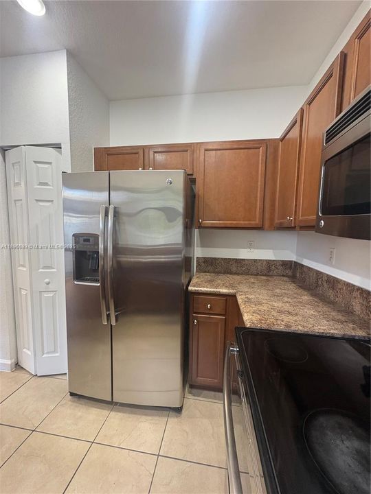 Под контрактом: $3,200 (3 спален, 2 ванн, 1650 Квадратных фут)