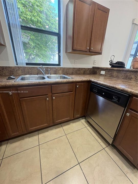 Под контрактом: $3,200 (3 спален, 2 ванн, 1650 Квадратных фут)