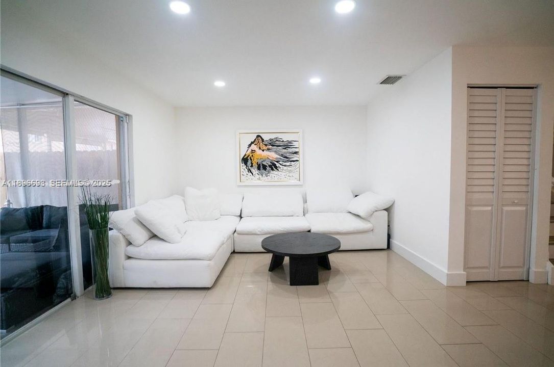 На продажу: $425,000 (3 спален, 2 ванн, 1270 Квадратных фут)