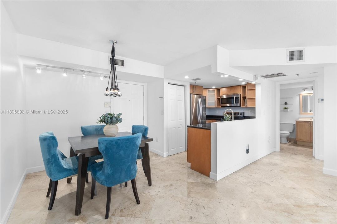 Recently Rented: $3,600 (2 beds, 2 baths, 870 Square Feet)