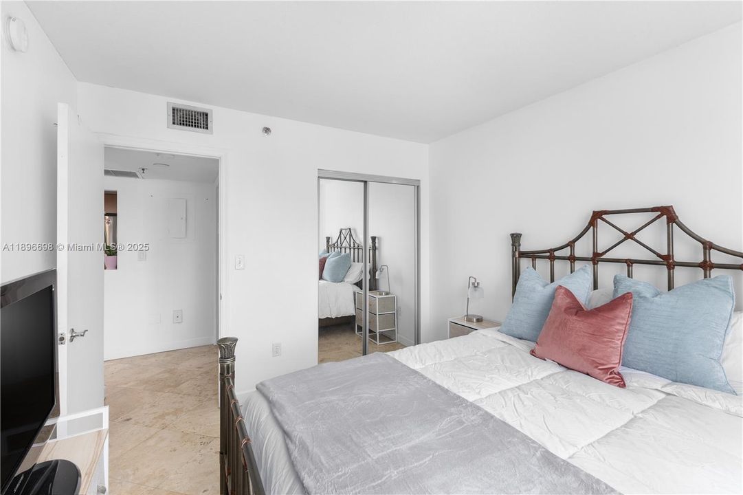 Recently Rented: $3,600 (2 beds, 2 baths, 870 Square Feet)