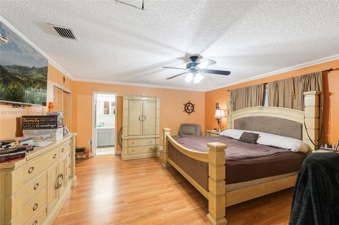 En Venta: $1,300,000 (5 camas, 3 baños, 4412 Pies cuadrados)