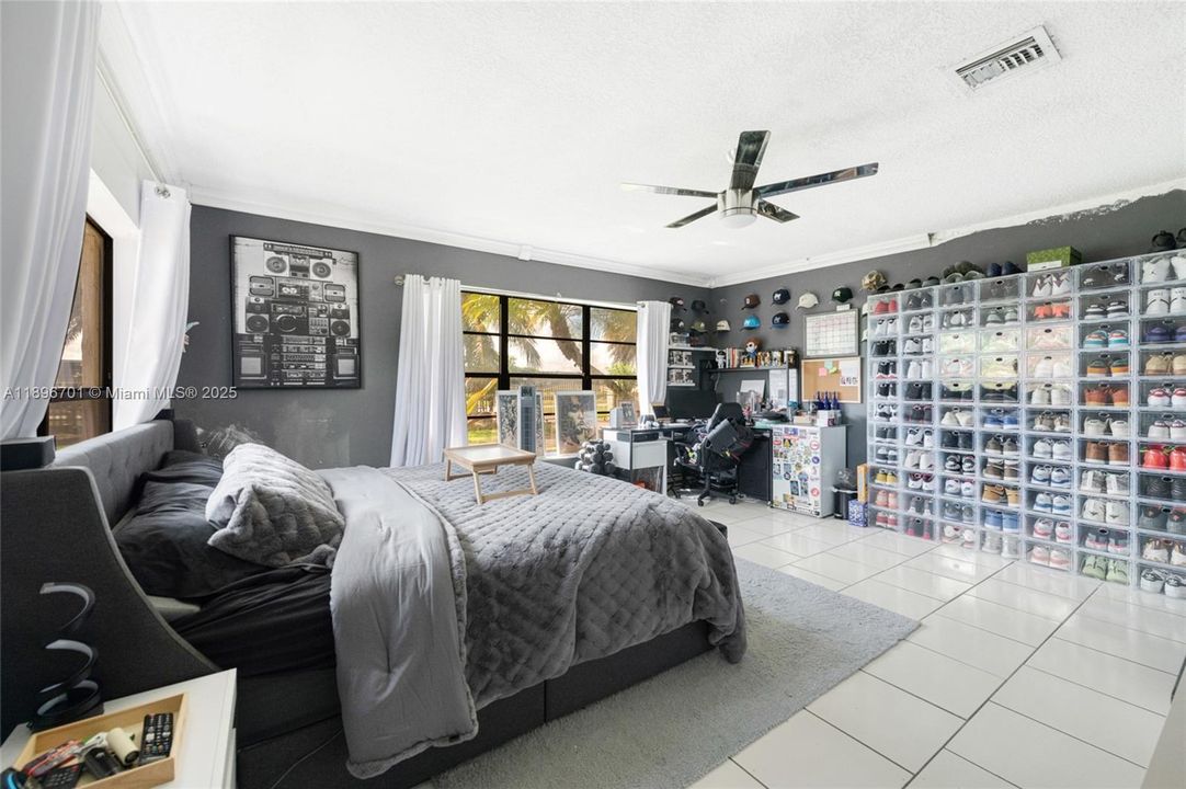 En Venta: $1,300,000 (5 camas, 3 baños, 4412 Pies cuadrados)