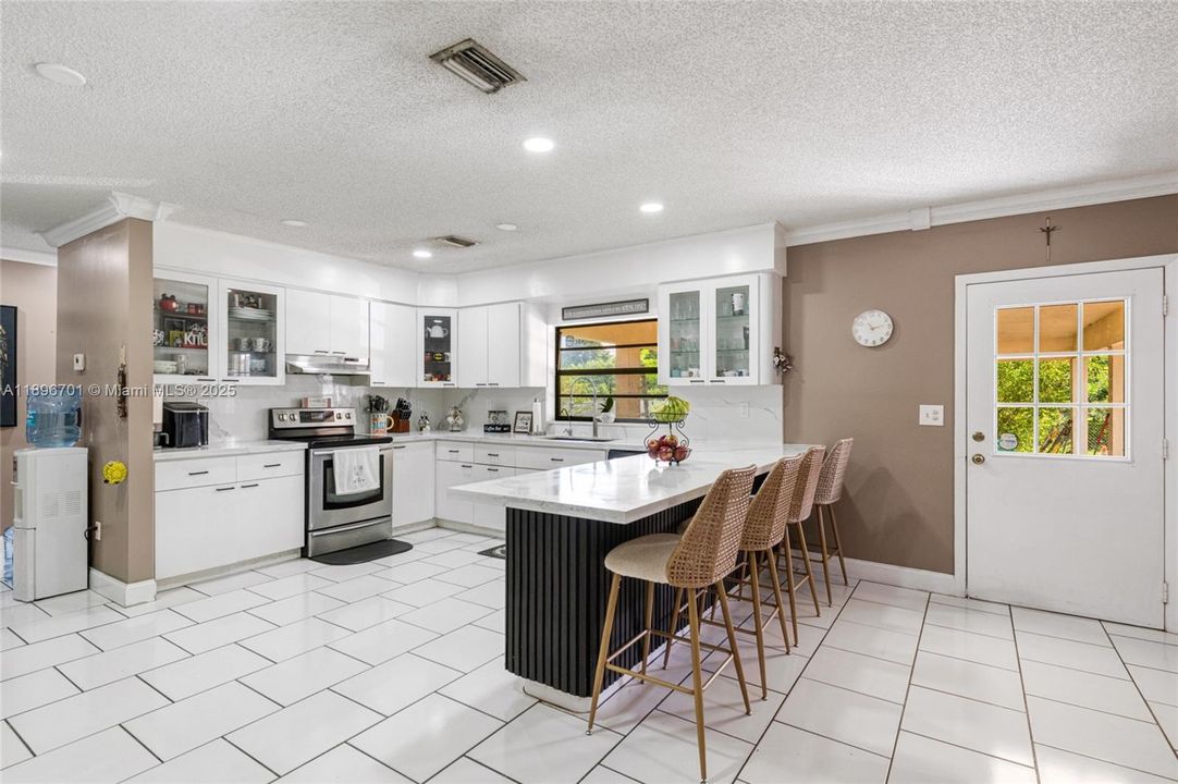 En Venta: $1,300,000 (5 camas, 3 baños, 4412 Pies cuadrados)