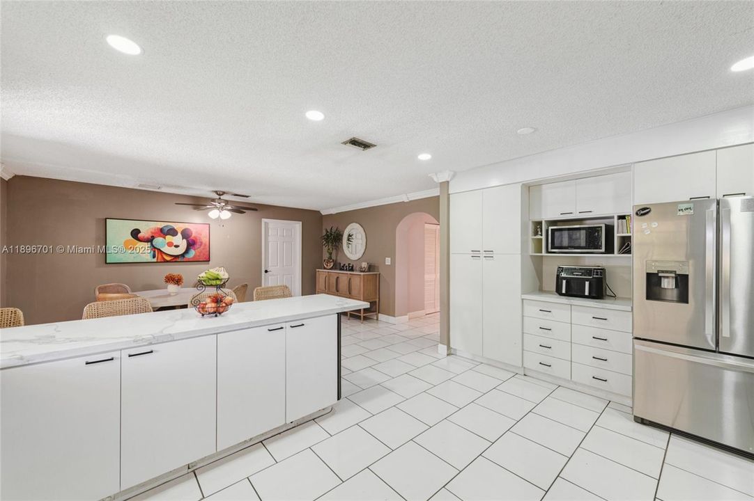 En Venta: $1,300,000 (5 camas, 3 baños, 4412 Pies cuadrados)