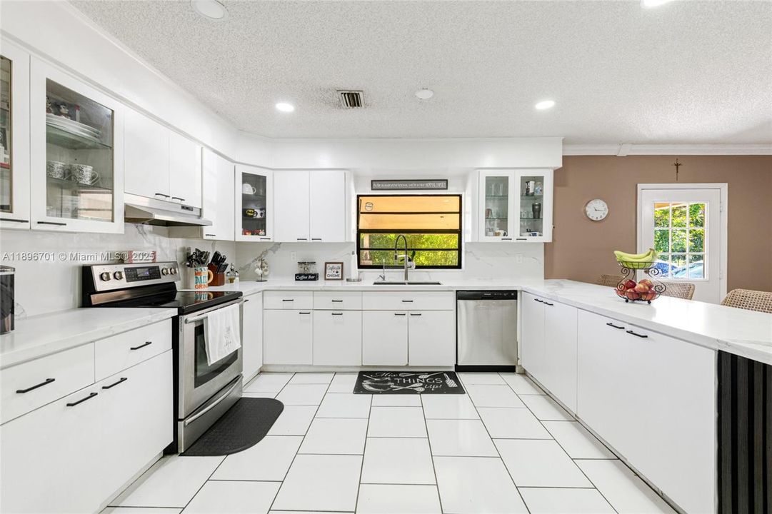 En Venta: $1,300,000 (5 camas, 3 baños, 4412 Pies cuadrados)