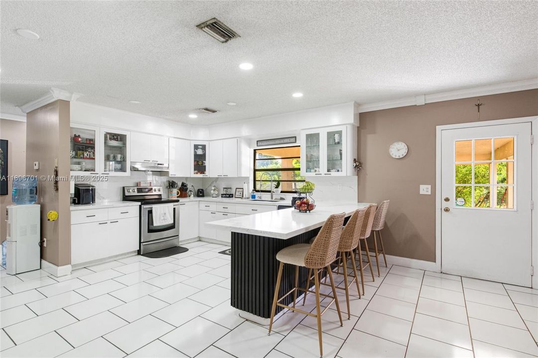 En Venta: $1,300,000 (5 camas, 3 baños, 4412 Pies cuadrados)