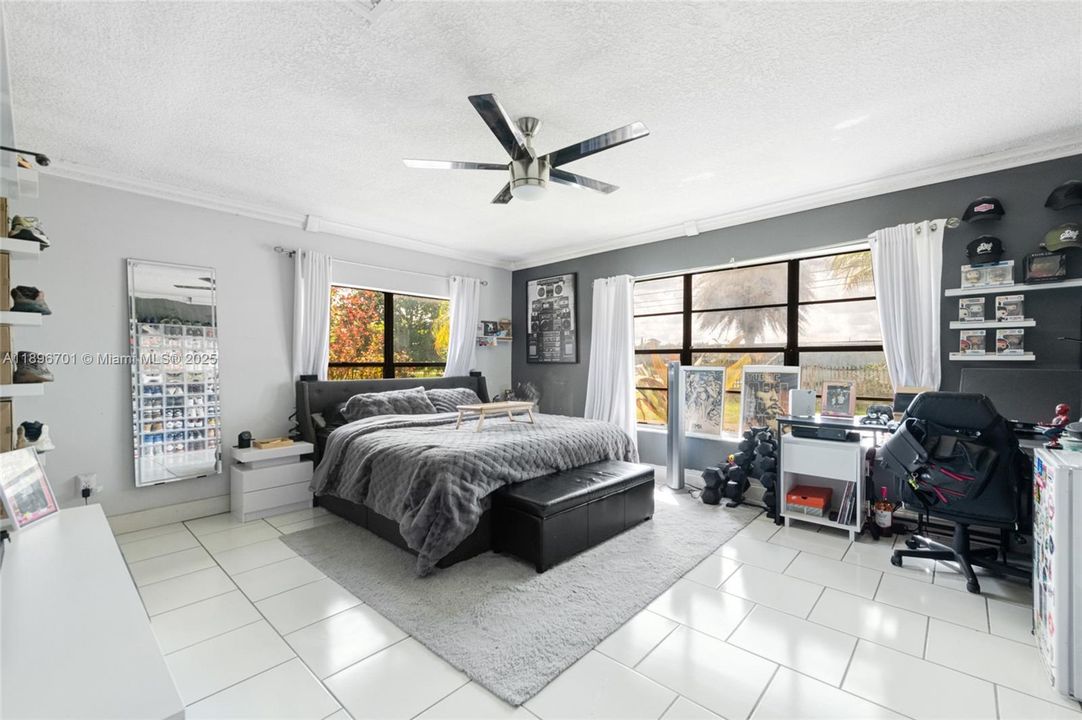 En Venta: $1,300,000 (5 camas, 3 baños, 4412 Pies cuadrados)