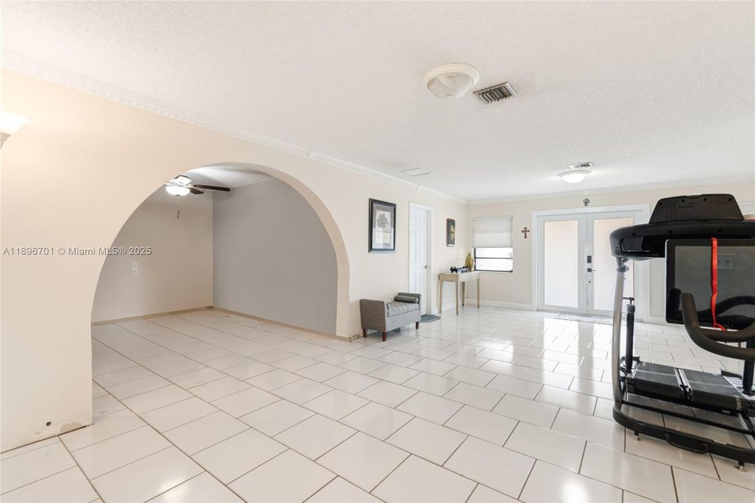 En Venta: $1,300,000 (5 camas, 3 baños, 4412 Pies cuadrados)