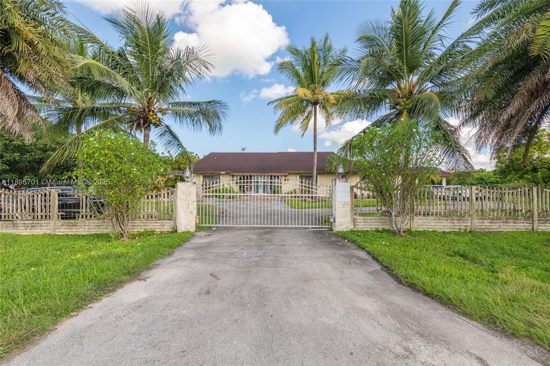 En Venta: $1,300,000 (5 camas, 3 baños, 4412 Pies cuadrados)