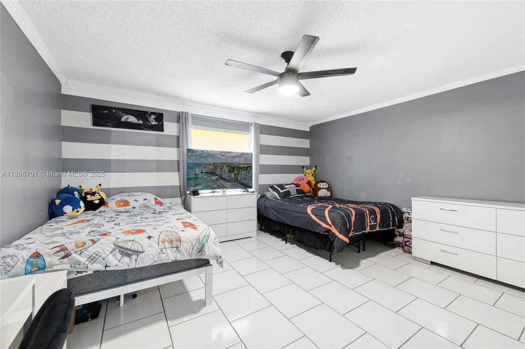 En Venta: $1,300,000 (5 camas, 3 baños, 4412 Pies cuadrados)