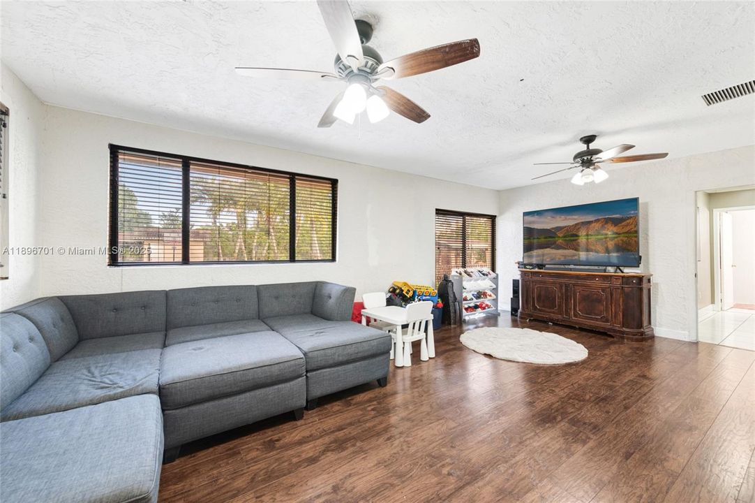 En Venta: $1,300,000 (5 camas, 3 baños, 4412 Pies cuadrados)