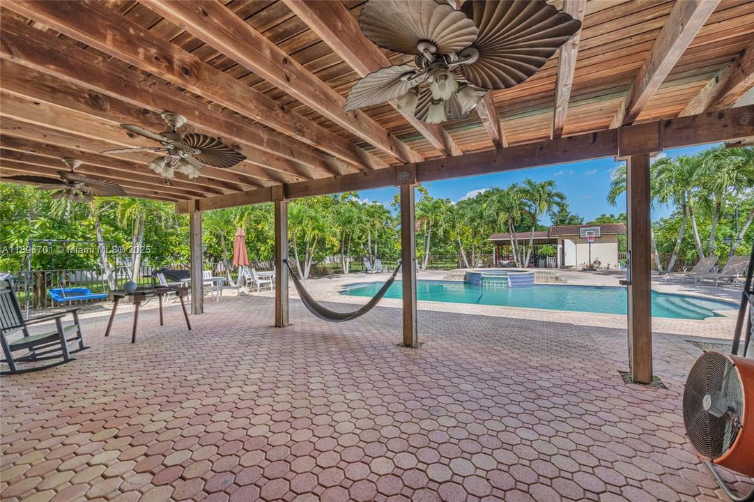 En Venta: $1,300,000 (5 camas, 3 baños, 4412 Pies cuadrados)