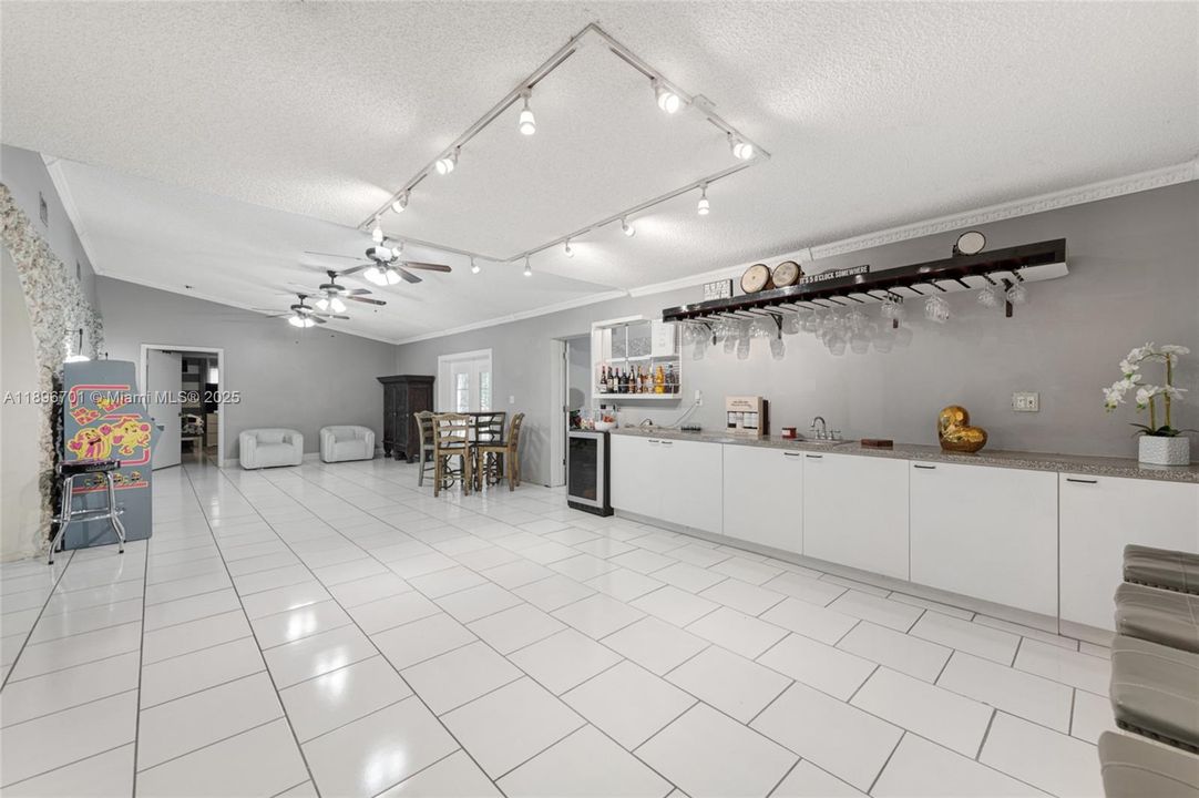 En Venta: $1,300,000 (5 camas, 3 baños, 4412 Pies cuadrados)